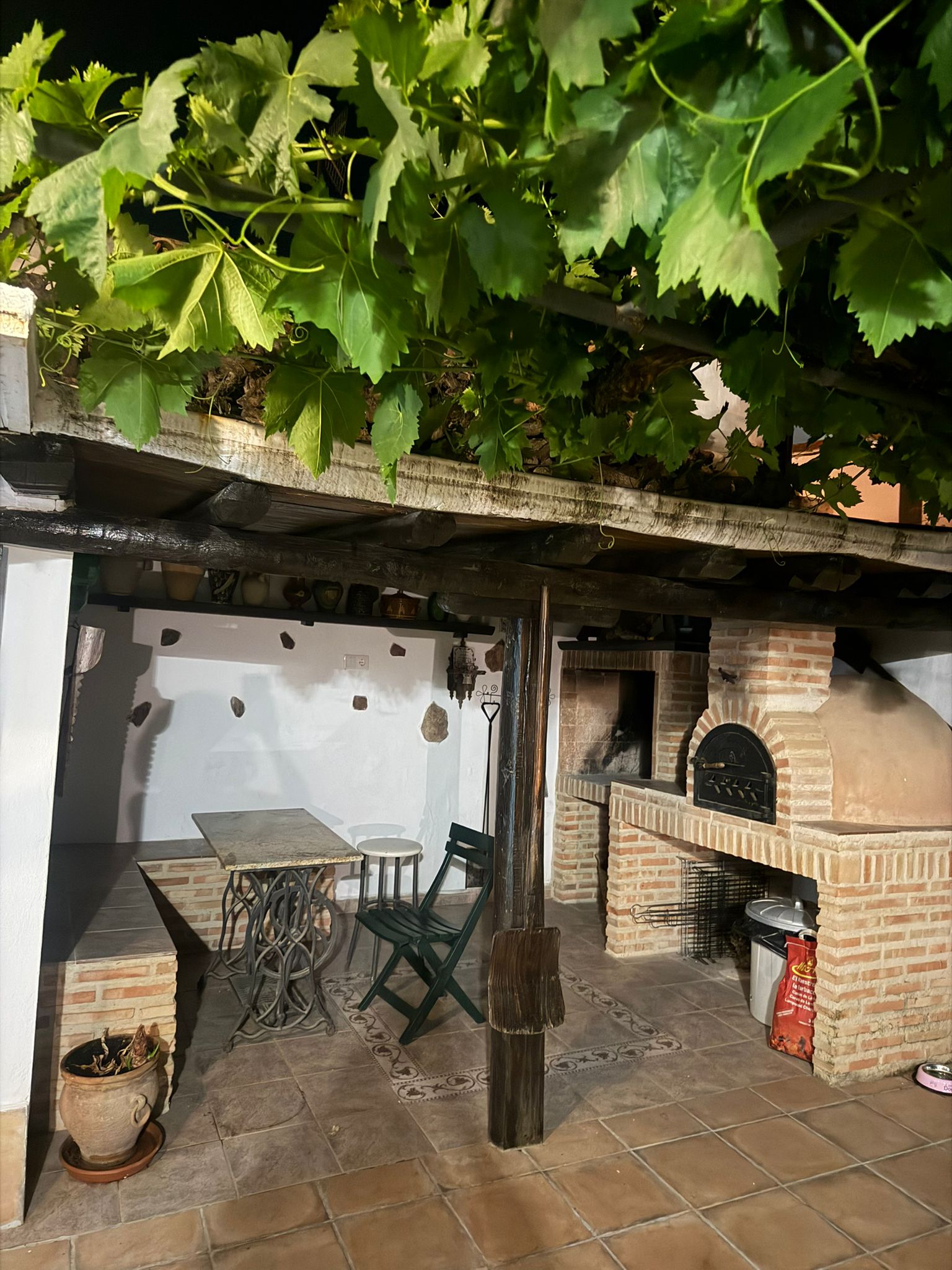 Barbacoa cubierta junto al patio