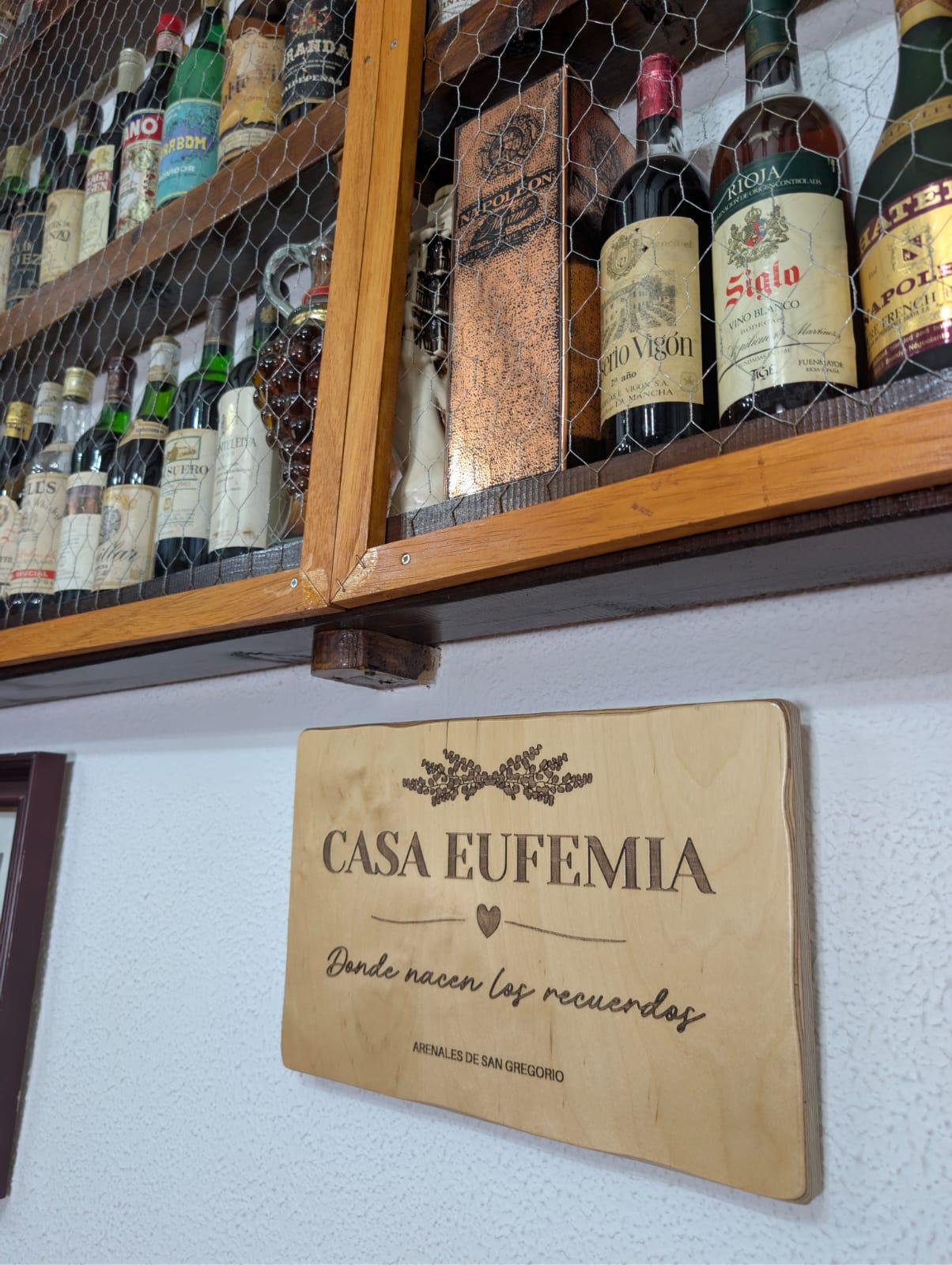 Rincón de vinos con el cartel de Casa Eufemia