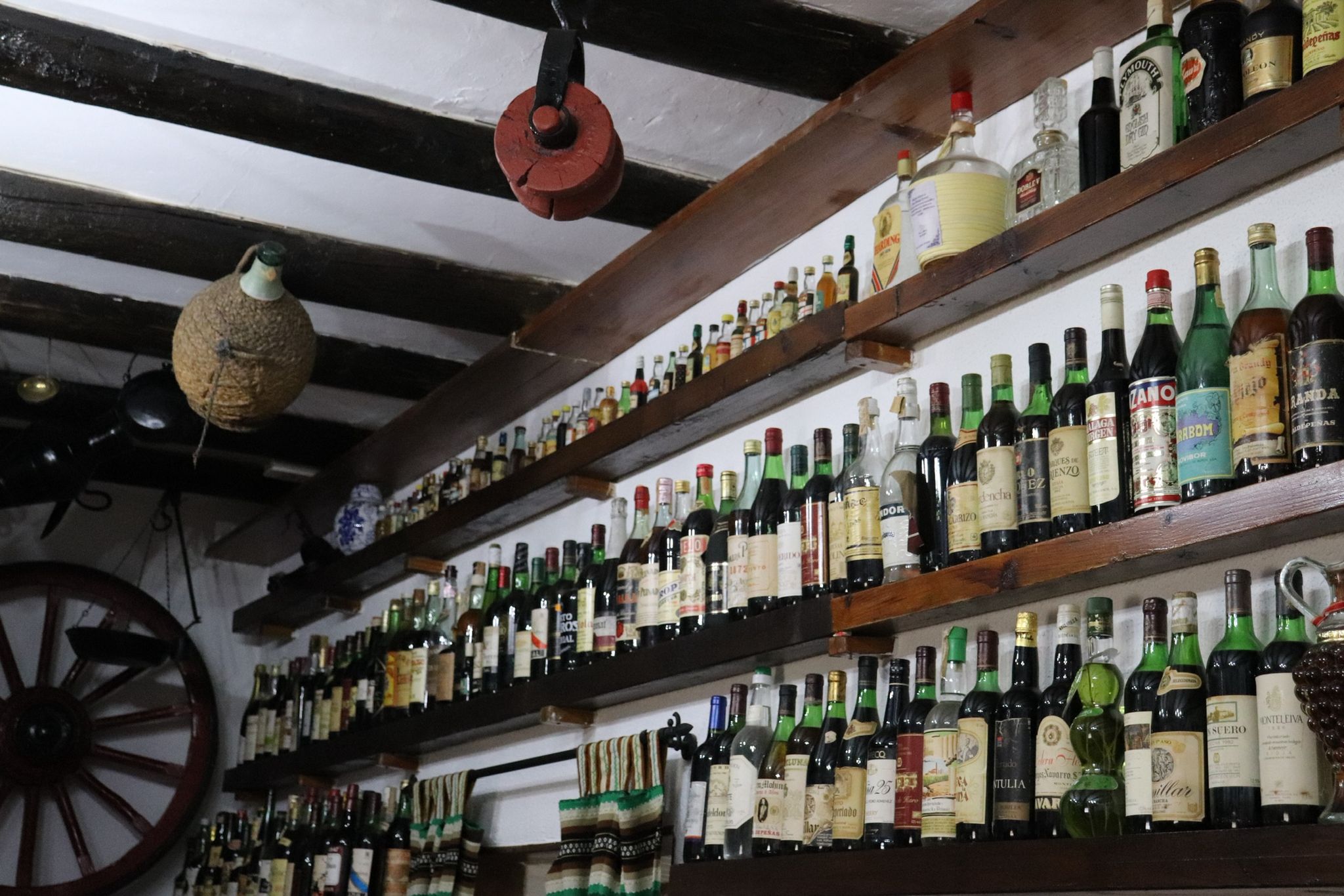 Botellas de vino en un rincón de Casa Eufemia