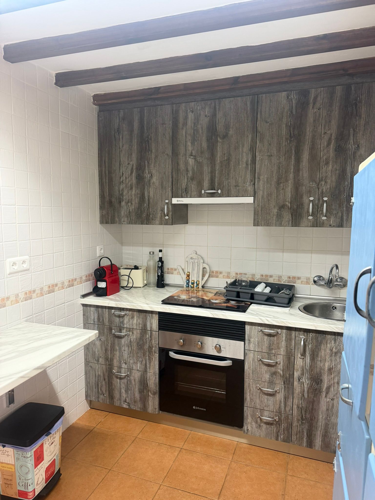 Cocina equipada con zona de comedor