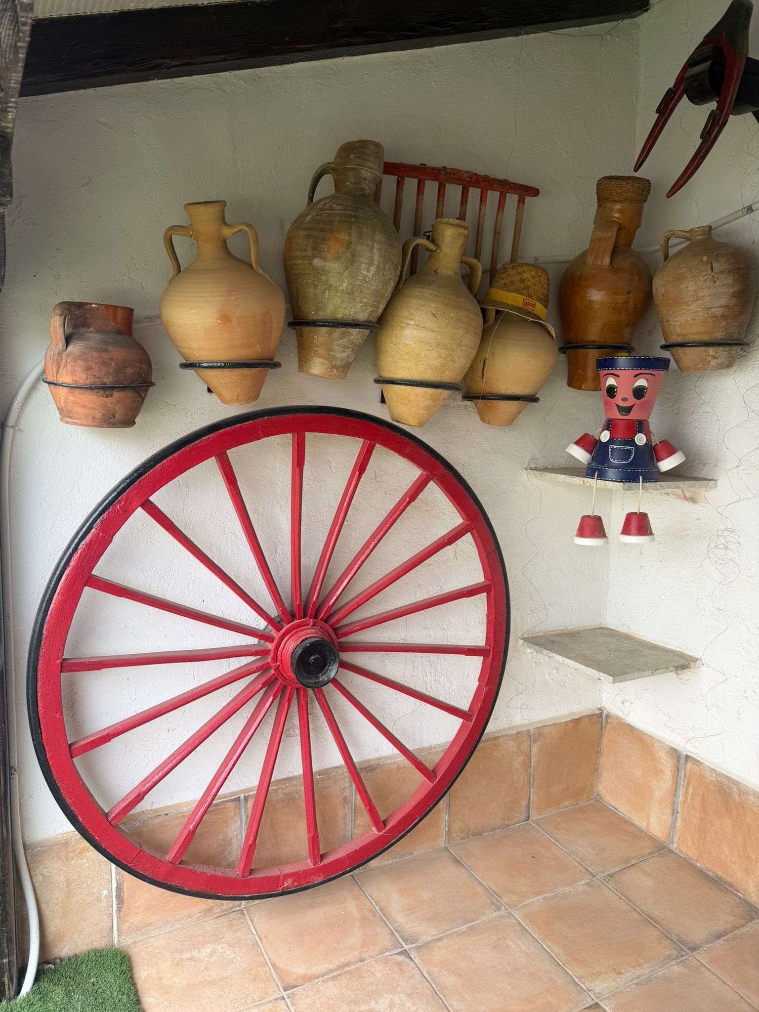 Rueda de carro en la decoración manchega