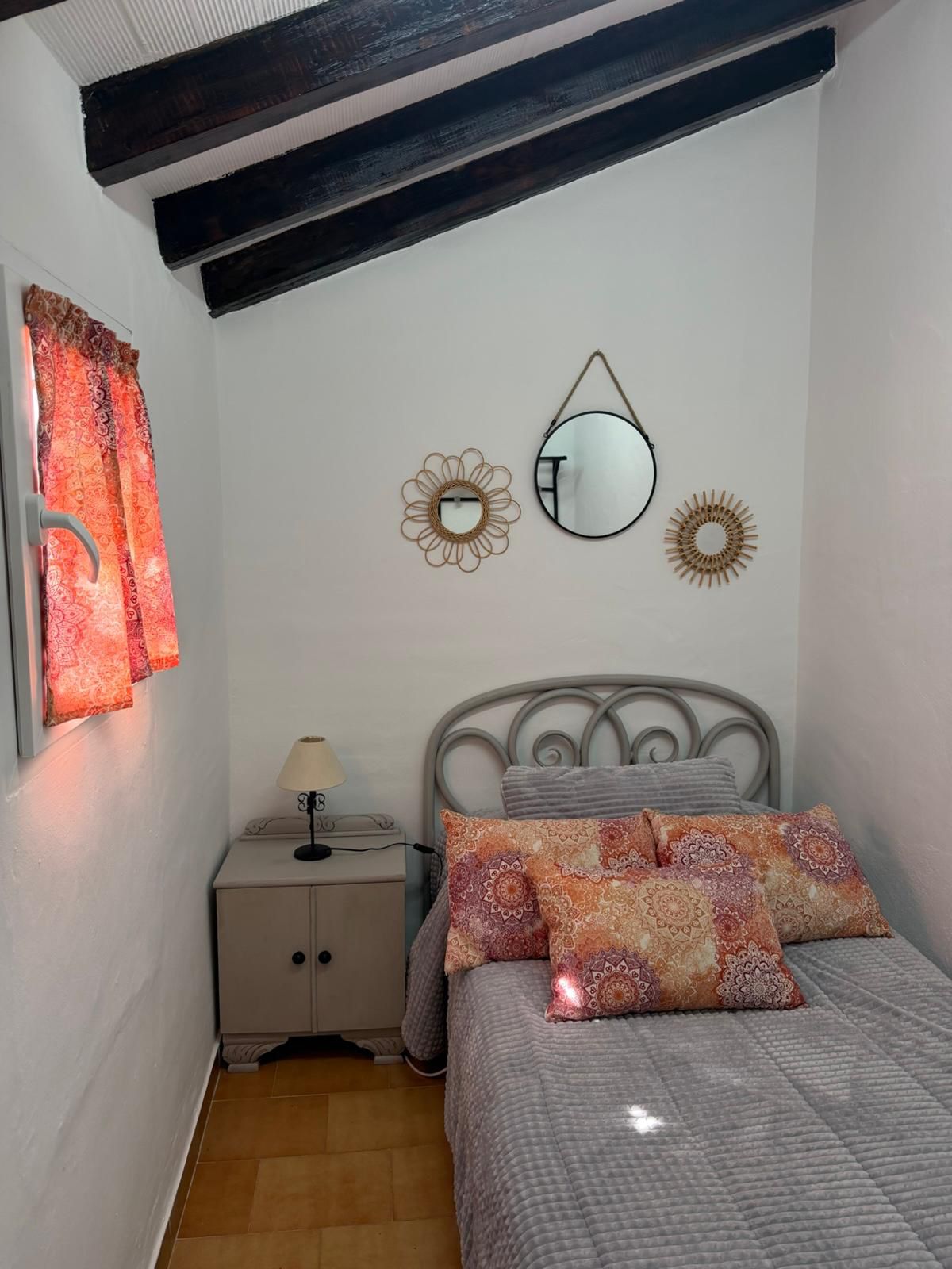 Dormitorio doble con cabecero de madera