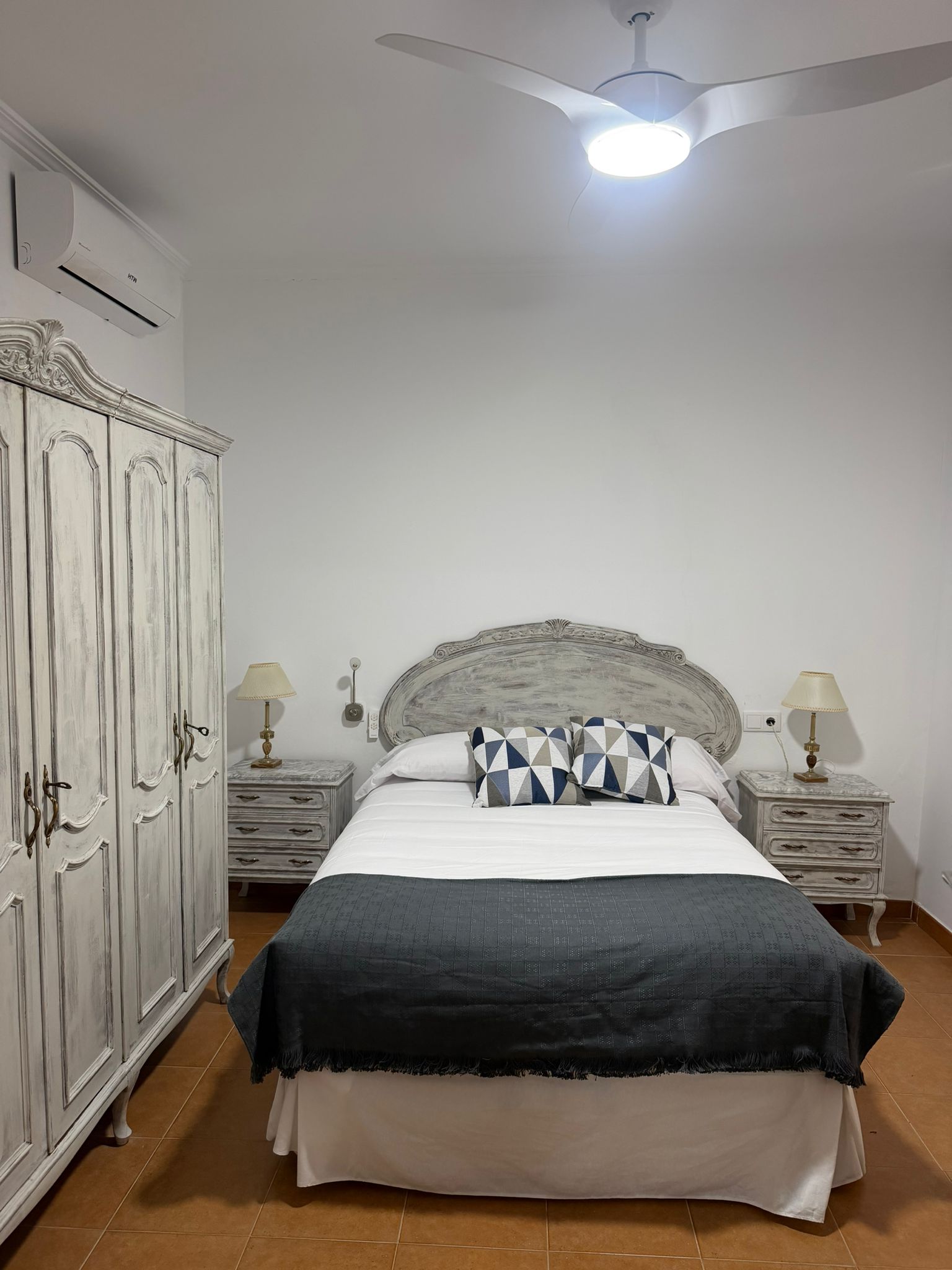 Dormitorio principal con cama doble