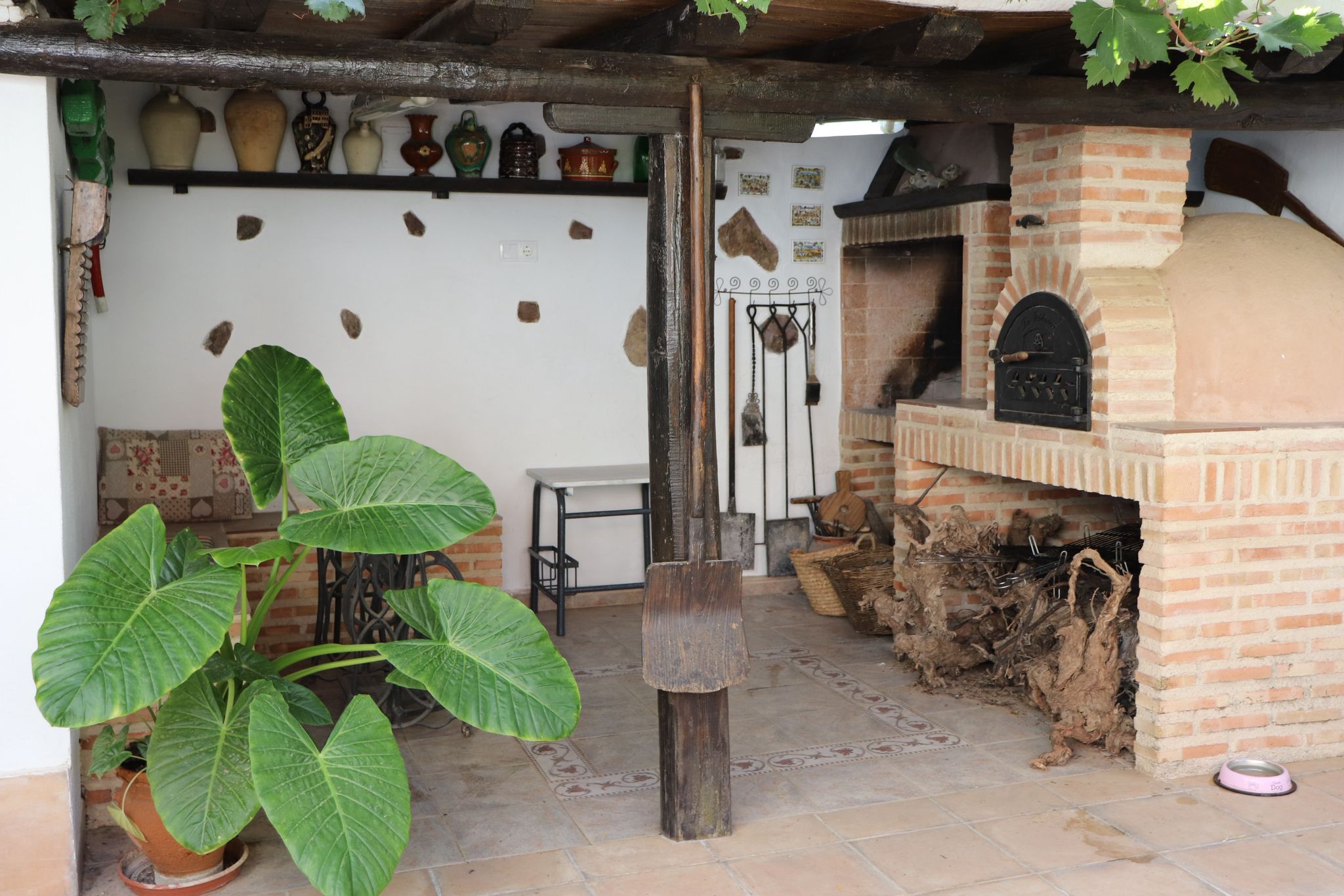Patio exterior con barbacoa de Casa Eufemia