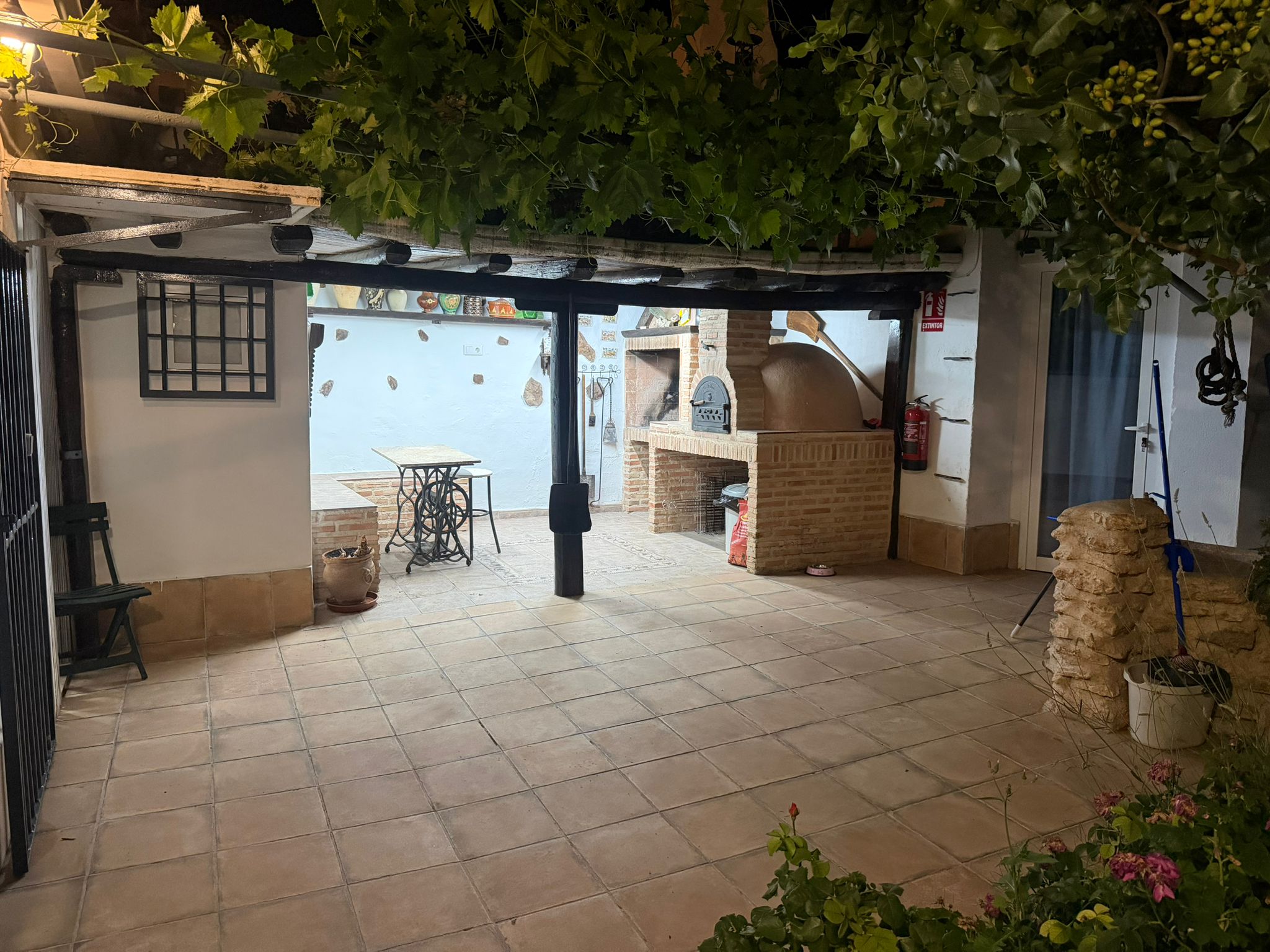 Patio con barbacoa cubierta de la casa rural