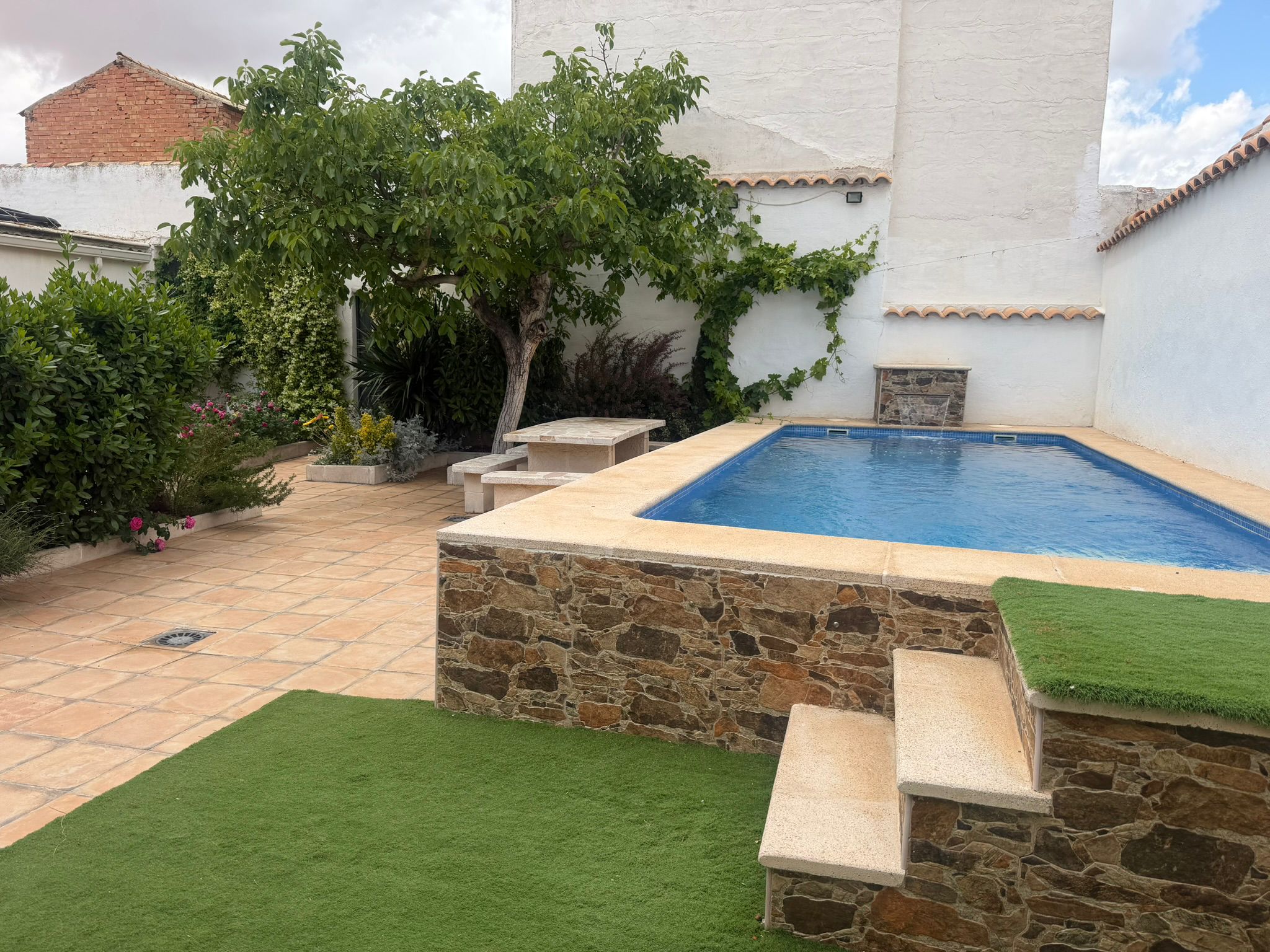 Patio y piscina privada de Casa Eufemia durante el día