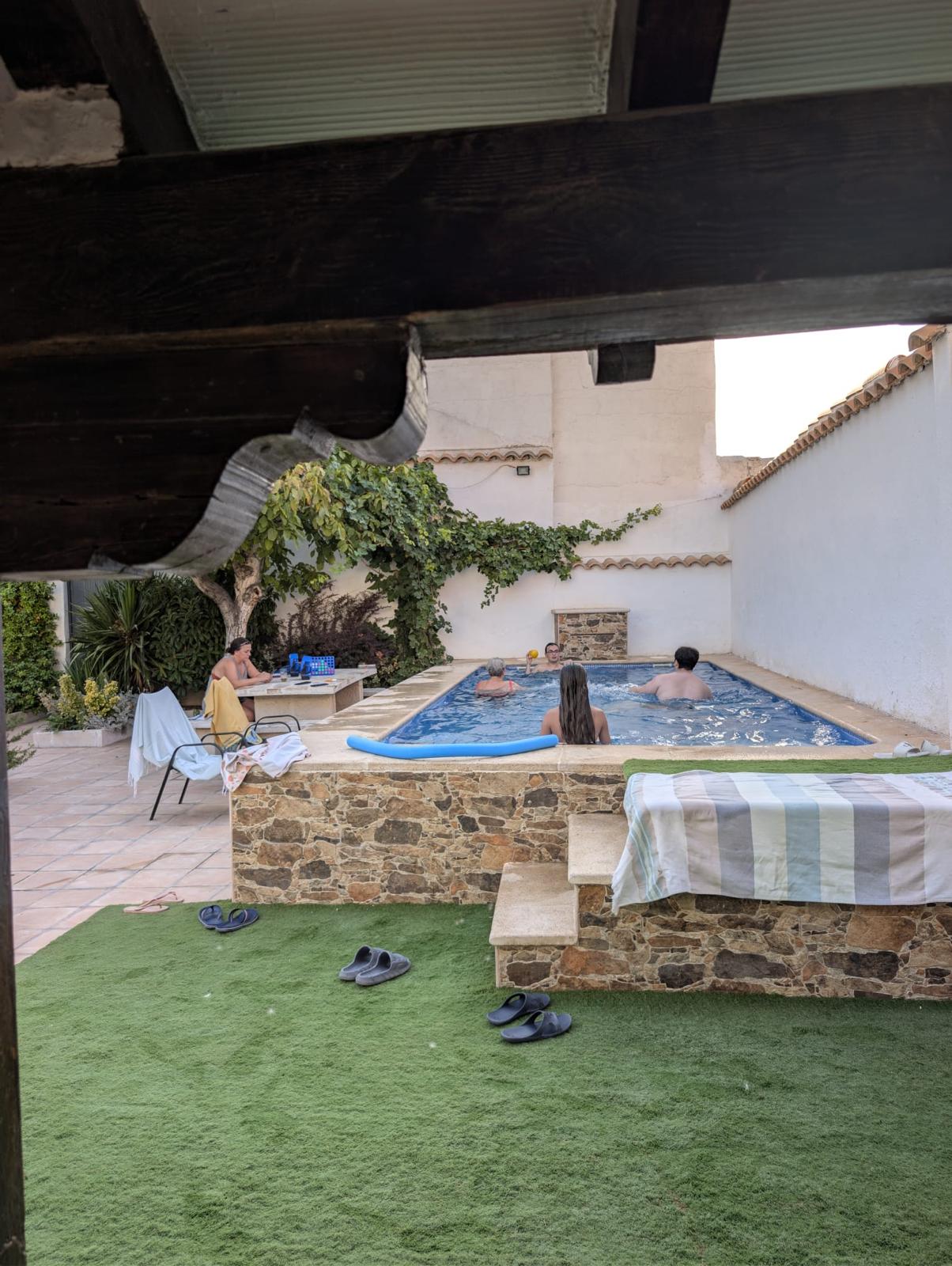Momento de baño en la piscina privada de Casa Eufemia