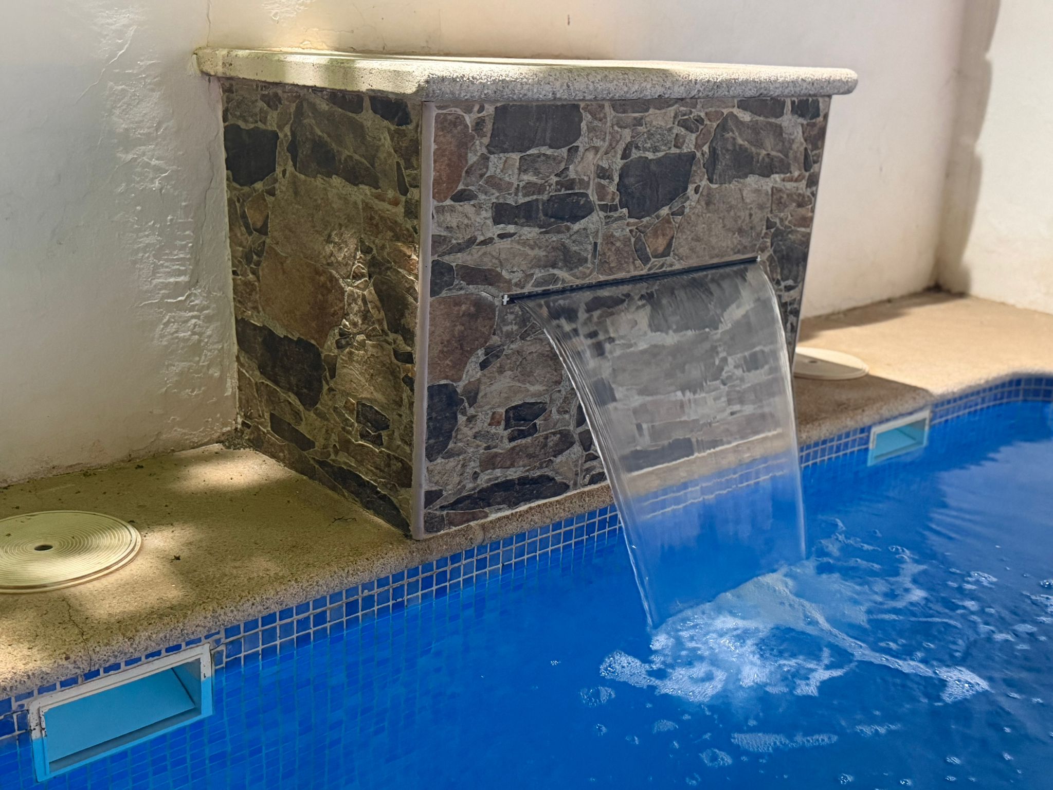 Cascada de la piscina privada de Casa Eufemia