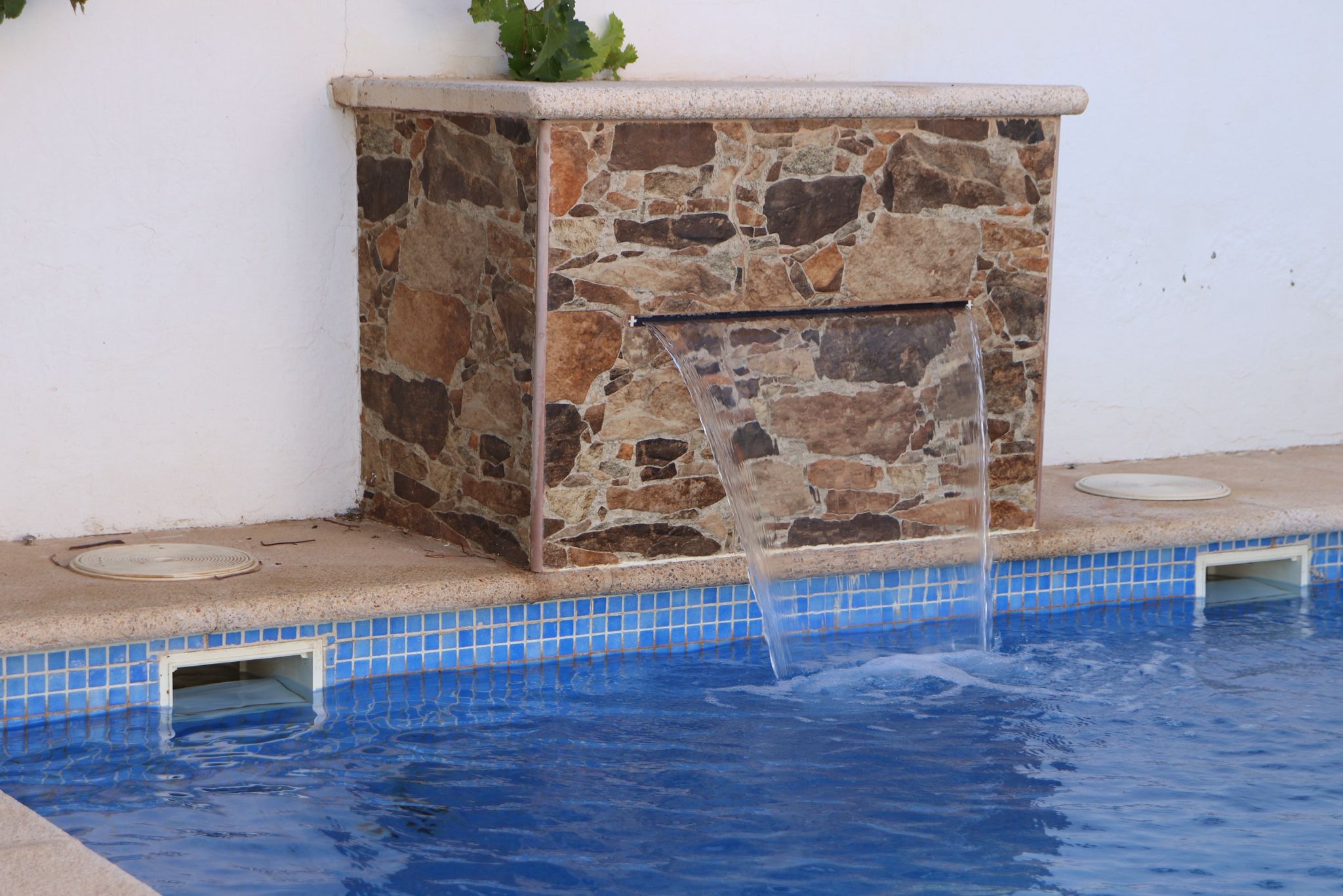 Cascada de la piscina privada vista desde el jardín