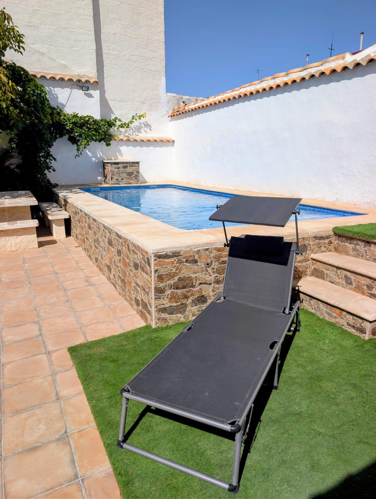 Piscina privada con tumbona en Casa Eufemia