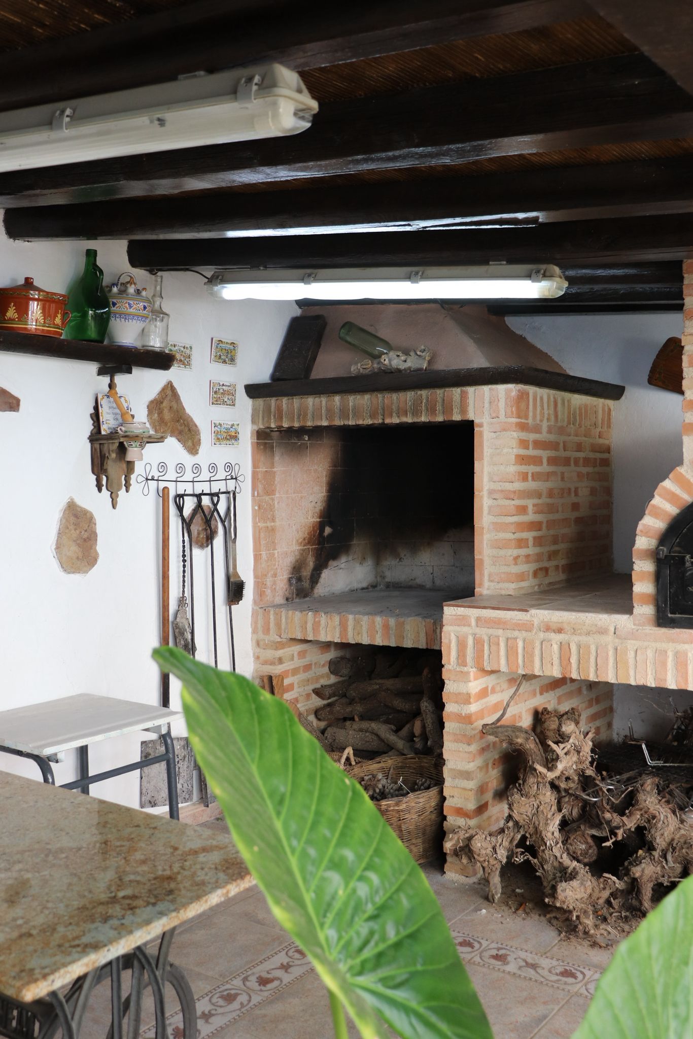 Salón con chimenea y detalles manchegos