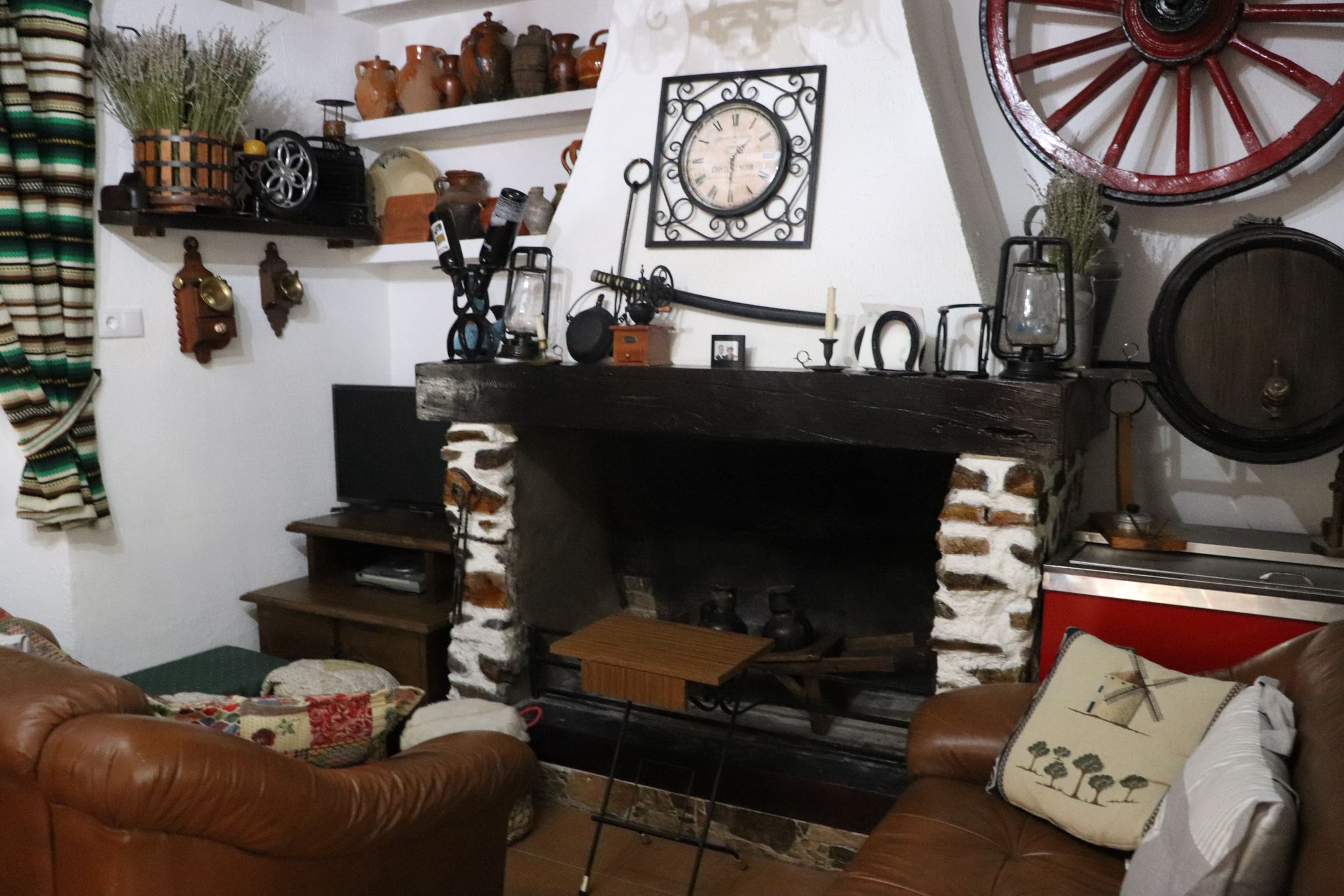 Salón con chimenea de la casa rural