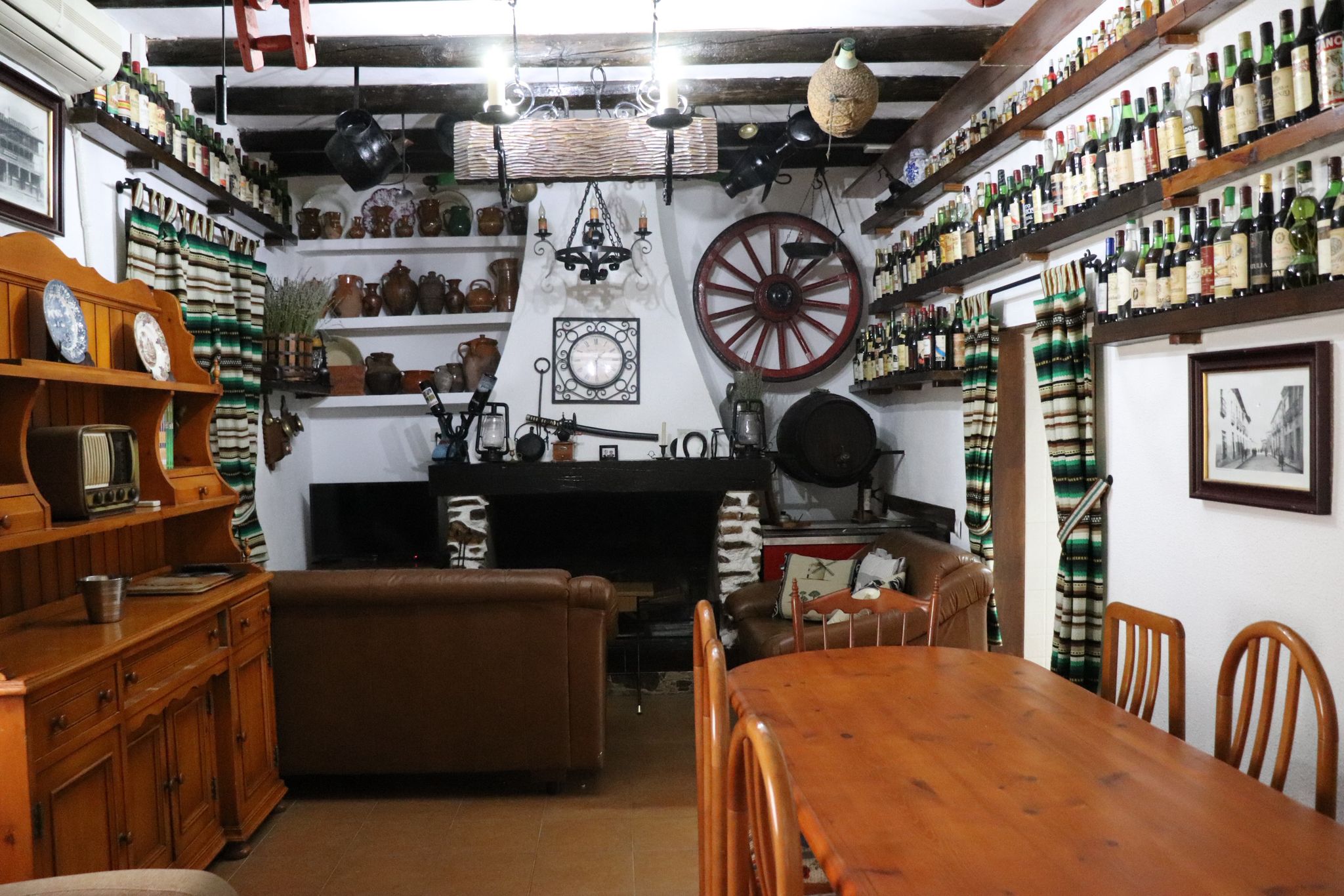 Salón rústico con barra de Casa Eufemia